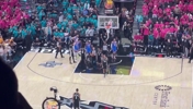 冲突萌芽！卡斯尔上篮被卡鲁索打下后，全部人围上去后又散开了~