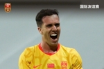 中国队客场2-1战胜新加坡，塞尔吉尼奥头球破门张玉宁点球建功