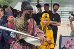 耍得不错！王鹤棣亲自教杰伦&middot;布朗耍金箍棒 后者学得有模有样
