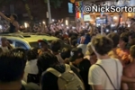 维护治安！大批纽约球迷赛后爬上车顶蹦跳 人群被警察驱散